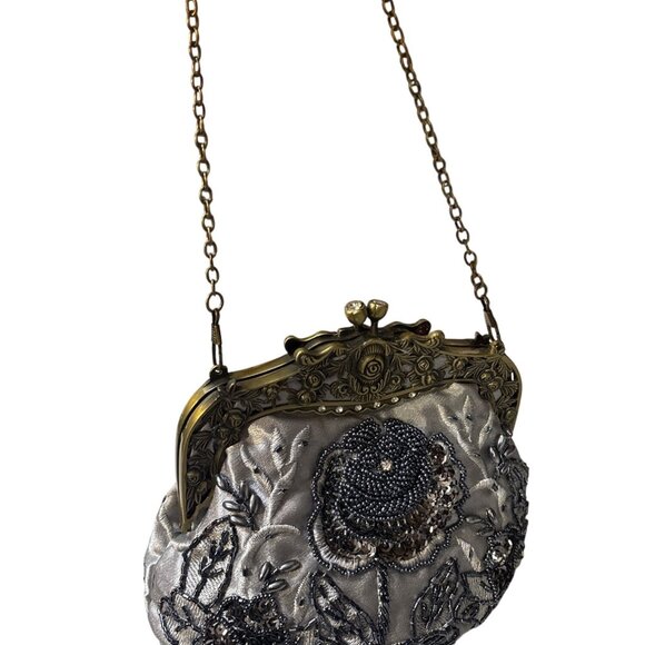 Vintage Silver Beaded Floral Clutch With Antique Brass Frame & Chain Handle - Picture 4 of 6